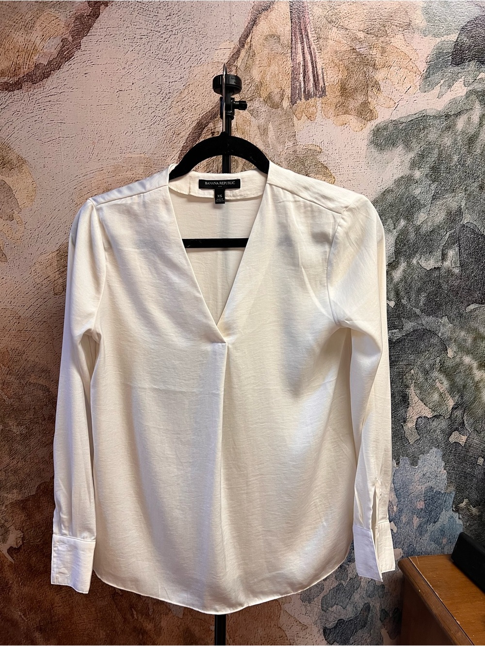 Banana Republic Women's Ivory V-Neck Long Sleeve Blouse